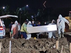 Pemakaman korban COVID-19 di TPU Rorotan, satu area pemakaman baru di Jakarta, 9 Juli 2021. (Foto: VOA/Indra Yoga)