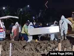Pemakaman korban COVID-19 di TPU Rorotan, satu area pemakaman baru di Jakarta, 9 Juli 2021. (Foto: VOA/Indra Yoga)