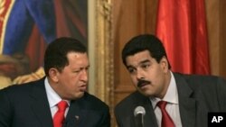 Presiden Venezuela Hugo Chavez (kiri) bersama Wapres Nicolas Maduro di Caracas. (Foto: dok)