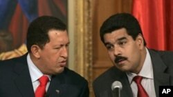 Presiden Venezuela Hugo Chavez (kiri) dan Wapres Nicolas Maduro di istana presiden Miraflores, Caracas (Foto: dok).