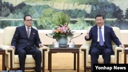 Presiden China Xi Jinping (kanan) menerima kunjungan Ri Su Yong di Beijing, Rabu (1/6).