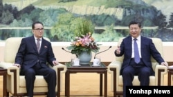 2016年6月1日中国领导人习近平（右）在北京会见朝鲜劳动党中央政治局委员李洙墉