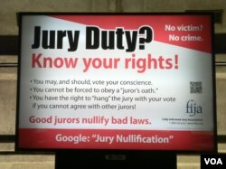 司法广场地铁站内打出的陪审团否决权的广告牌(美国之音亚微拍摄)