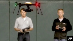 Siswa John D. Odegard School of Aerospace Sciences di University of North Dakota di Grand Forks, North Dakota, mengemudikan pesawat kecil tanpa awak atau drone dalam sebuah demo, 24 Juni 2014. (Foto: ilustrasi)