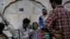 Seorang perempuan dengan masalah pernapasan menerima bantuan oksigen gratis di Gurudwara (kuil Sikh), di tengah penyebaran COVID-19, di Ghaziabad, India, 24 April 2021. (Foto: Reuters)