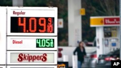 资料照片：美国华盛顿州的一个加油站显示的价格（2021年12月10日）