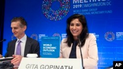 Kepala Ekonom IMF Gita Gopinath (kanan) dan Wakil Direktur Departemen Riset IMF, Gian Maria Milesi-Ferretti dalam konferensi pers di Washington DC, Selasa (9/4).
