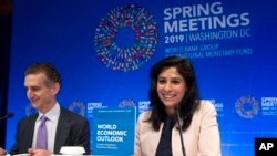 IMF首席经济学家和研究部主任吉塔·戈皮纳特（右）2019年4月9日在华盛顿世界银行/IMF春季年会的一个新闻发布会上讲话。