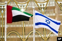 پرچم‌های امارات و اسرائيل در نمایشگاه اکسپوی امارات. روز دوشنبه در این نمایشگاه سرود ملی هر دو کشور نواخته شد.