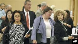 Job Seekers line up for interviews during a job fair in San Mateo, California, September 2011. (file photo)