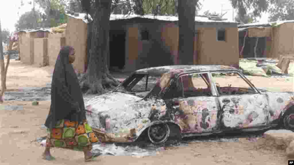 Wasu gidaje da aka kona a harin da ake zaton ‘yan Boko Haram ne suka kaishi a Kawuri dake Maiduguri, Junairu 28, 2014