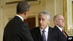 Presiden Barack Obama berbincang dengan Chuck Hagel (tengah) dan John Brennan (kanan) setelah pengumuman nominasi mereka di Gedung Putih (7/1).