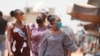 Des Togolaises portent un masque à Lomé, au Togo, le 17 avril 2020.