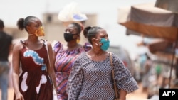 Des Togolaises portent un masque à Lomé, au Togo, le 17 avril 2020.