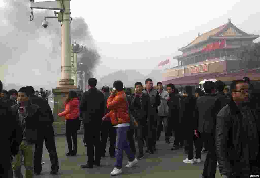 دود ناشی از برخورد یک اتوموبیل با رهگذران در پیاده روی مقابل ورودی اصلی شهر ممنوعه در میدان تیانانمن در مرکز پکن. پلیس می گوید این تصادف پنج کشته و دهها زخمی برجاگذاشت - ۲۸ اکتبر ۲۰۱۳