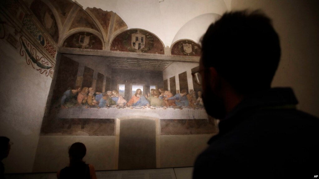 资料照：参观者在观看达芬奇在意大利米兰一所教堂里的著名壁画“最后的晚餐”。(photo:VOA)