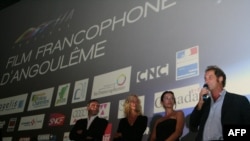 Les acteurs français, Aure Atika (2e à droite), Sandrine Kiberlain (2e à droite) et Vincent Lindon présentent "Mademoiselle Chambon", un film réalisé par Stéphane Brize, à Angoulême, dans l'ouest de la France, le 26 août 2009. 