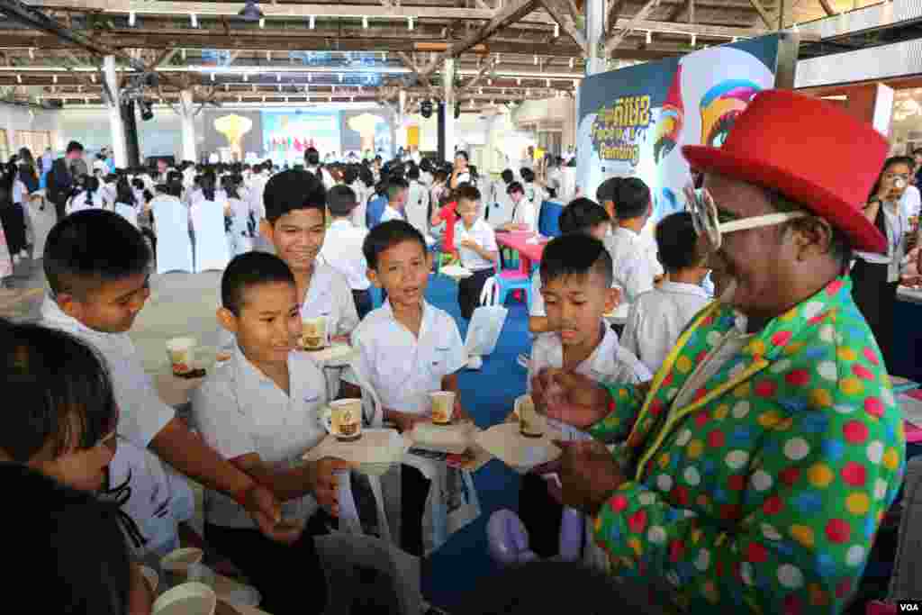 កុមារកំពុងឈរចាំទទួលប៉ោងប៉ោងពីបុរសកំប្លែងក្នុងពិធីប្រារព្ធខួបទី៣០ នៃការបង្កើតអនុសញ្ញាស្តីពីសិទ្ធិកុមារ នៅរាជធានីភ្នំពេញ ថ្ងៃទី២០ ខែវិច្ឆិកា ឆ្នាំ២០១៩។ (កាន់ វិច្ឆិកា/VOA)