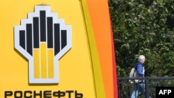 Logo Rosneft, perusahaan minyak raksasa milik pemerintah Rusia di sebuah pom bensin di Moskow, 28 Juni 2017. (Foto: AFP)