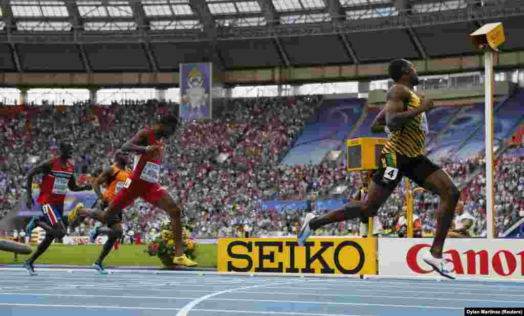 Usain Bolt (R-L) Jamaica akimaliza mbele ya&nbsp; Curtis Mitchell wa Marekani, Churandy Martina wa Uholanzi na Jaysuma Saidy Ndure wa Norway akishinda finali ya mbiyo za mita 200 wakati wa mashindano ya riadha ya dunia huko uwanja wa michezo wa Luzhniki, Moscow.