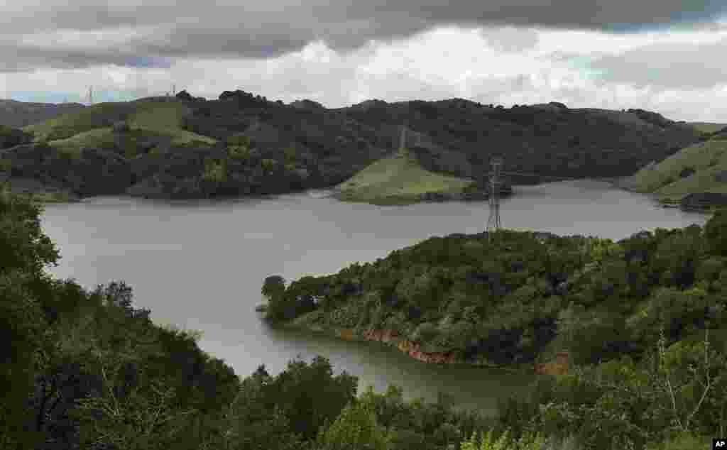 អាងធម្មជាតិ Briones មើលពីទីក្រុង Orinda រដ្ឋកាលីហ្វ័ញ៉ា។ រូបភាពដ៏ចម្លែកត្រូវបានបង្កើតឡើងដោយបណ្ដុំនៃព្យុះមួយចំនួននៅភាគខាងជើង ដែលបានធ្វើឲ្យទឹកនៅក្នុងបឹងនេះជនលិចហូរហៀរ និងធ្វើឲ្យភ្នំមានពោរពេញដោយទឹកកក។
