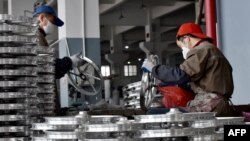 지난 1월 중국 저장성 진화의 자전거 조립 공장에서 노동자들이 작업하고 있다. (자료사진)