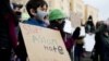 Восьмилетний мальчик держит плакат во время митинга «Дети против расизма» против антиазиатских преступлений на почве ненависти в китайском квартале Сиэтла, штат Вашингтон