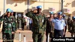 Lt. Gen Frank Mushyo Kamanzi (Hagati) wayoboraga ingabo z’Umuryango w’Abibumbye n’iz’Umuryango w’Ubumwe bwa Afurika ziri mu butumwa bw’amahoro mu ntara ya Darfur muri Sudani (UNAMID) 