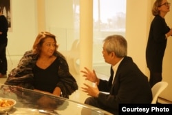 លោក​ស្រី​ Zaha Hadid ​ស្ថាបត្យករ​ជាតិ​អង់គ្លេស​ ដើម​កំណើត​អ៊ីរ៉ាក់​ដ៏​ល្បី​ល្បាញ​ និយាយ​ជាមួយលោក​ ឆាំង​ យុ​ នាយក​មជ្ឈមណ្ឌល​ឯកសារ​កម្ពុជា​ នៅ​ក្នុង​ការ​បង្ហាញ​ប្លង់​វិទ្យាស្ថាន​ស្លឹករឹត​ ដែល​រចនា​ដោយ​លោក​ស្រី​ នៅ​ឯ​វិចិត្រ​សាល​របស់​លោក​ស្រី​ Zaha Hadid នៅ​ក្នុង​ទីក្រុង​ឡុងដ៍​ នៅ​ថ្ងៃ​ទី​៩​ ខែ​តុលា​ ឆ្នាំ​២០១៤។ (Nhean Socheat/Sleuk Rith Institute/DC-Cam)