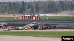 Members of emergency services and investigators work at the scene of an incident involving an Aeroflot Sukhoi Superjet 100 passenger plane at Moscow's Sheremetyevo airport, Russia May 6, 2019. 