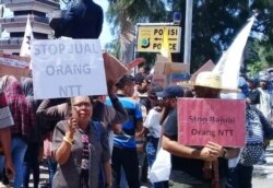 Ratusan demonstran menyuarakan kepedulian terhadap kasus Adelina Sau dalam aksi di Kupang, Senin 6 Mei 2019 (courtesy: Ardy Milik)