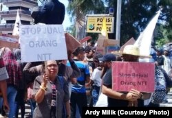 Ratusan demonstran menyuarakan kepedulian terhadap kasus Adelina Sau dalam aksi di Kupang, Senin 6 Mei 2019 (courtesy: Ardy Milik)