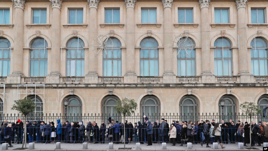 Orang-orang menunggu di luar bekas istana kerajaan untuk memberi penghormatan terakhir kepada mendiang Raja Rumania Michael di Bucharest, Rumania, 14 Desember 2017.
