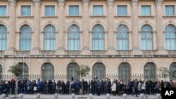 Orang-orang menunggu di luar bekas istana kerajaan untuk memberi penghormatan terakhir kepada mendiang Raja Rumania Michael di Bucharest, Rumania, 14 Desember 2017.