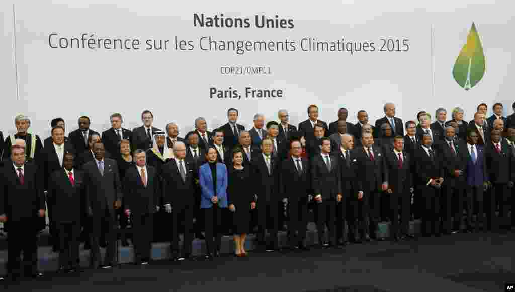 Para pemimpin dunia foto bersama di COP21, Konferensi PBB untuk Perubahan Iklim di Le Bourget, pinggir kota Paris (30/11). (AP/Pool/Ian Langsdon)