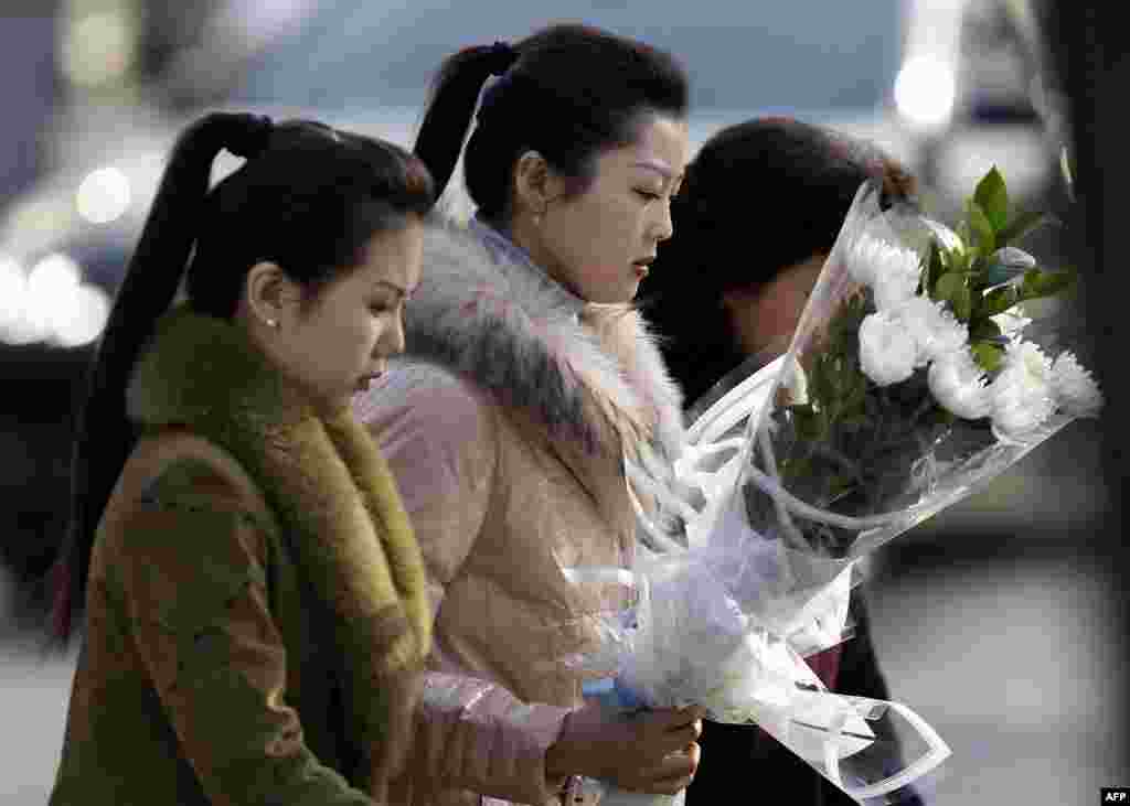 Các phụ nữ mang hoa đến viếng đại sứ quán Bắc Triều Tiên nhân cái chết của lãnh tụ Bắc Triều Tiên. 19 tháng 12.