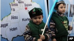 生活在土耳其的維吾爾兒童同父母一道參加在中國駐安卡拉大使館外舉行的示威，抗議中國政府的新疆政策。 （2014年2月5日）