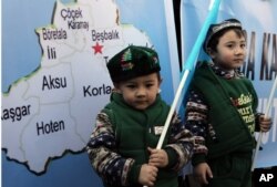 生活在土耳其的维吾尔儿童同父母一道参加在中国驻安卡拉大使馆外举行的示威，抗议中国政府的新疆政策。（2014年2月5日）