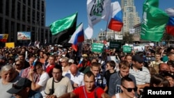 Ribuan orang menggelar protes menentang rencana pemerintah untuk menaikkan usia pensiun di Moskow, hari Minggu (29/7). 