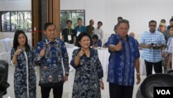 Presiden Susilo Bambang Yudhoyono beserta keluarga, Rabu (9/4) usai menyalurkan hak suaranya di TPS 6 desa Nagrak Gunung Putri Bogor. (VOA/Andylala Waluyo)