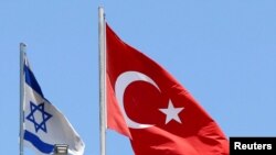 FILE - Sebuah bendera Turki dan bendera Israel berkibar di atas kedutaan Turki, di Tel Aviv, Israel, 26 Juni 2016.
