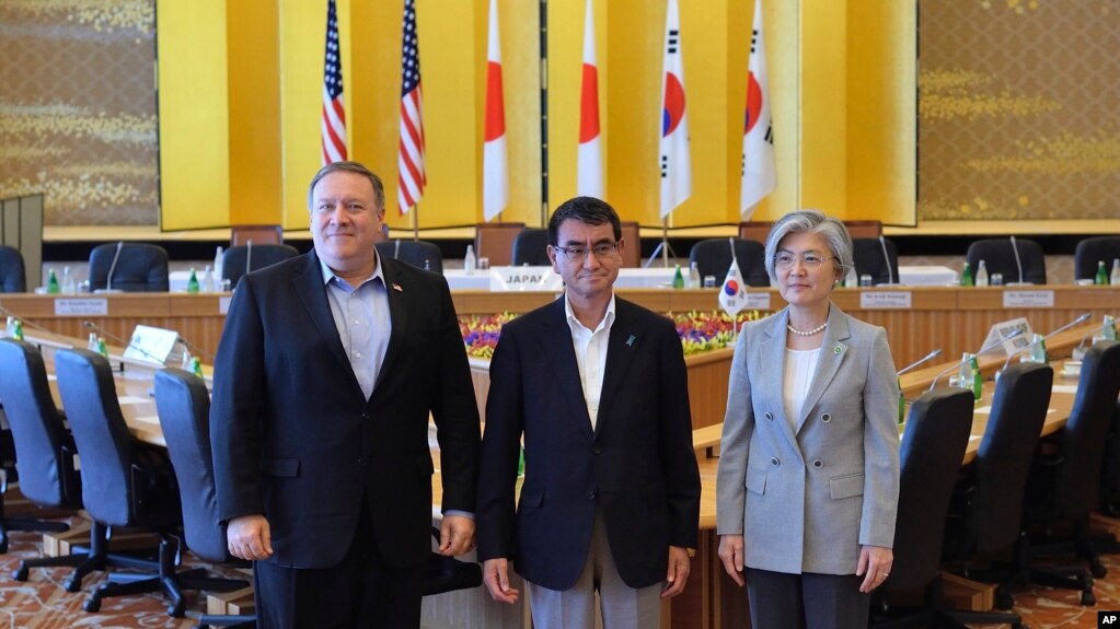 De izquierda a derecha, el Secretario de Estado de EE.UU. Mike Pompeo, el Ministro de Asuntos Exteriores de Japón, Taro Kono, y la Ministra de Relaciones Exteriores de Corea del Sur Kang Kyung-wha posan para una foto en la casa de huéspedes Iikura en Tokio, Japón, 8 de julio de 2018.