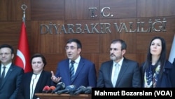 Cîgirê Serokê Tirkîyê Cevdet Yilmaz û jimareke din yên karbidestên Tirkîyê (Arşîv)
