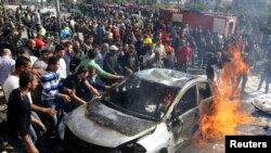 یک خودروی آتش گرفته در بمب گذاری جنوب بیروت - ۱۹ فوریه ۲۰۱۴ 