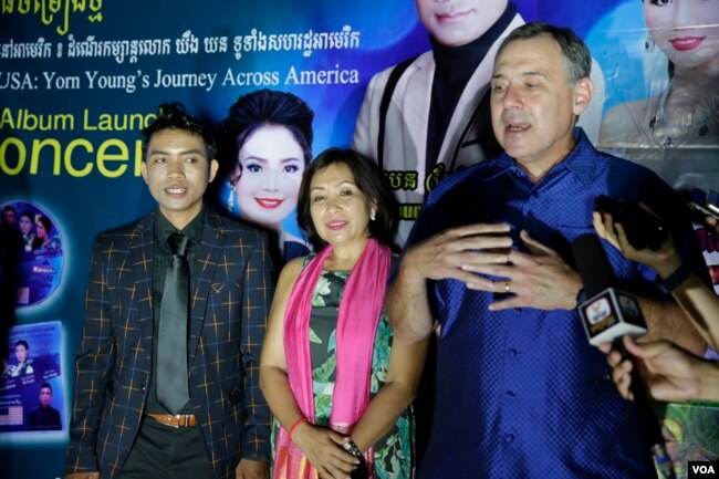 លោក William Heidt ឯកអគ្គរដ្ឋទូតអាមេរិកប្រចាំកម្ពុជា ថ្លែងទៅកាន់អ្នកសារព័ត៌មាន ក្នុងការប្រគំតន្រ្តីប្រកាសអាល់ប៊ុមចម្រៀងថ្មីរបស់លោក យឹង យន ក្នុងខេត្តកំពង់ធំ ដើម្បីកសាងទំនាក់ទំនងល្អរវាងប្រជាជនកម្ពុជា និងប្រជាជនអាមេរិក តាមរយៈតន្រ្តី និងកម្មវិធីវប្បធម៌ នាថ្ងៃទី១៧ ខែមីនា ឆ្នាំ២០១៧។(ទុំ ម្លិះ/VOA)