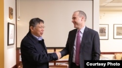 Tổng lãnh sự Hoa Kỳ tại Hong Kong Hanscom Smith bắt tay ông Ko Wen-je, thị trưởng Đài Bắc ngày 19/3/2019.