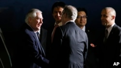 Menlu AS Rex Tillerson (kiri) tiba di bandara internasional Haneda, Tokyo, pemberhentian pertamanya dalam lawatan kerja ke Asia, 15 Maret 2017. (Toru Hanai/Pool Photo via AP).