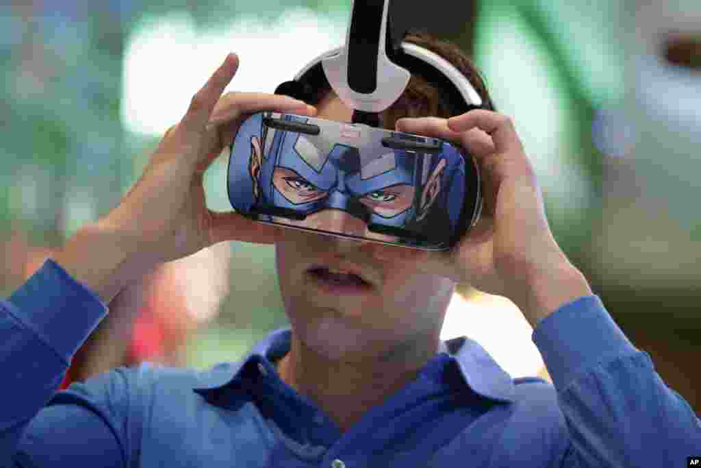 A brand ambassador tests Samsung&#39;s Gear VR headset at the Samsung Galaxy booth at the International Consumer Electronics Show in Las Vegas, Nevada, USA.