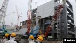 지난 2011년 지진과 쓰나미로 유출 사고가 발생한 일본 후쿠시마 원자력 발전소에서, 지난 1월 외벽 부착 공사를 하고 있다. (자료사진)
