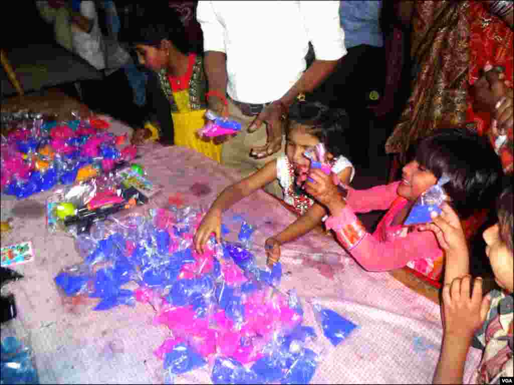 کراچی: دو ہندو بچیاں ہولی کیلئے رنگوں کا انتخاب کررہی ہیں
